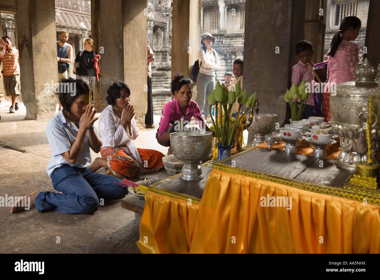 Les fidèles bouddhistes à un culte au motif d'Angkor Wat, au Cambodge Banque D'Images