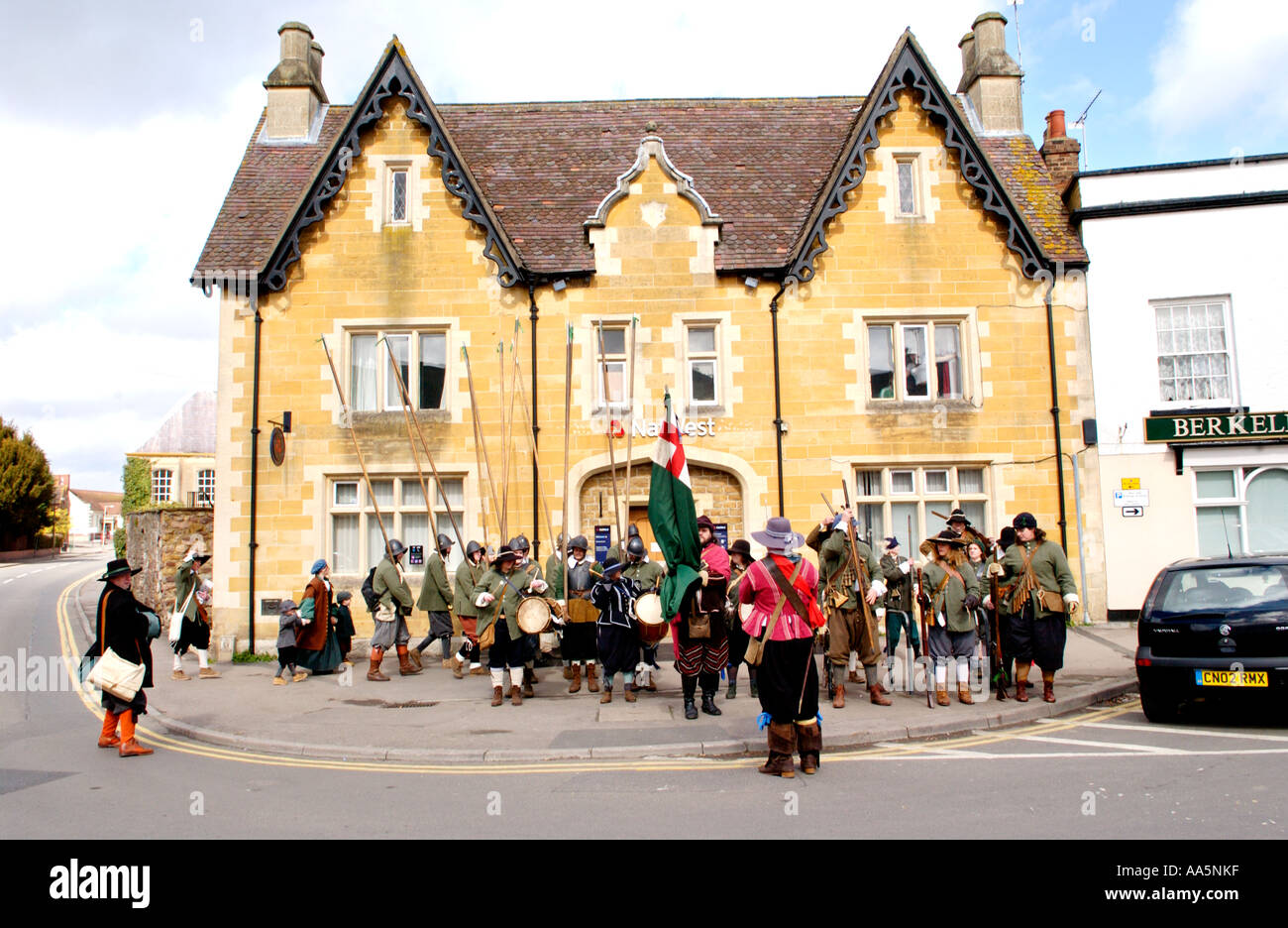 Membres de guerre civile anglaise Société Hogan-vexel assembler l'extérieur banque NatWest Berkeley Gloucestershire England UK Banque D'Images