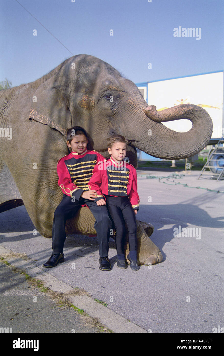 Les enfants en cirque sur elephant Banque D'Images