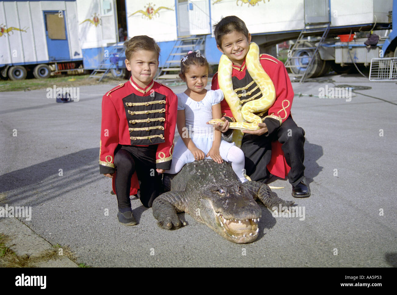 Les enfants avec le crocodile Banque D'Images