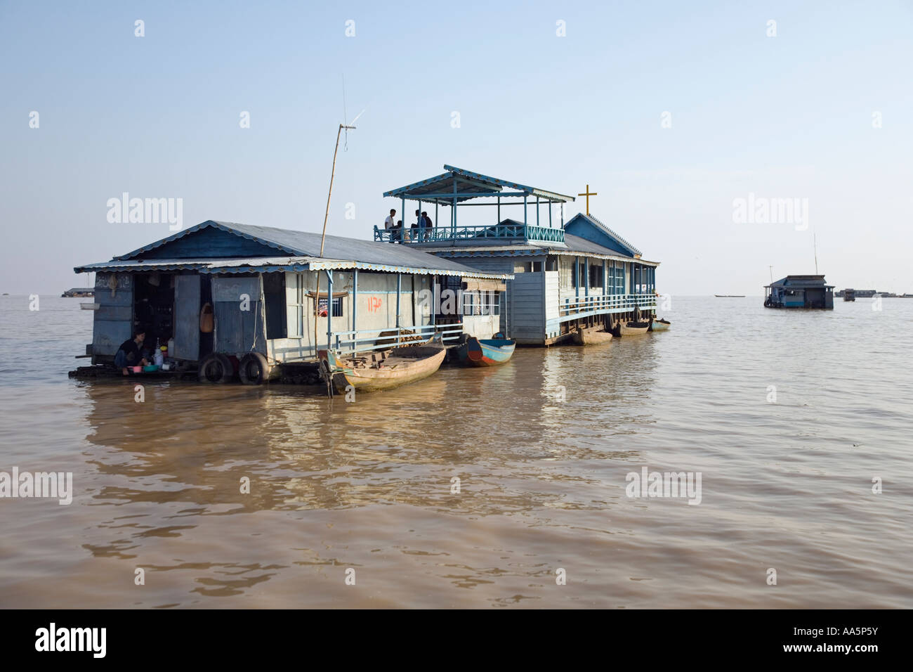 Maisons et église sur le lac Tonle Sap, au Cambodge. Village flottant de CHONG KNEAS Banque D'Images