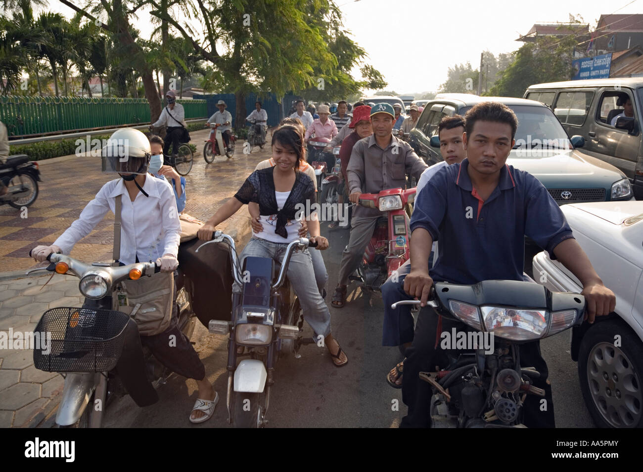 Cambodge PHNOM PENH déborde largement sur la circulation dans la chaussée l'heure de pointe du matin Banque D'Images