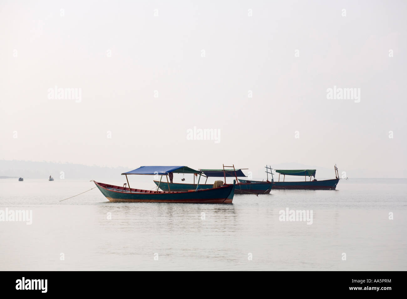 Sihanoukville, Cambodge .les bateaux de pêche traditionnels en bois au lever du soleil à Serendipity Beach, Mer de Chine du Sud Banque D'Images