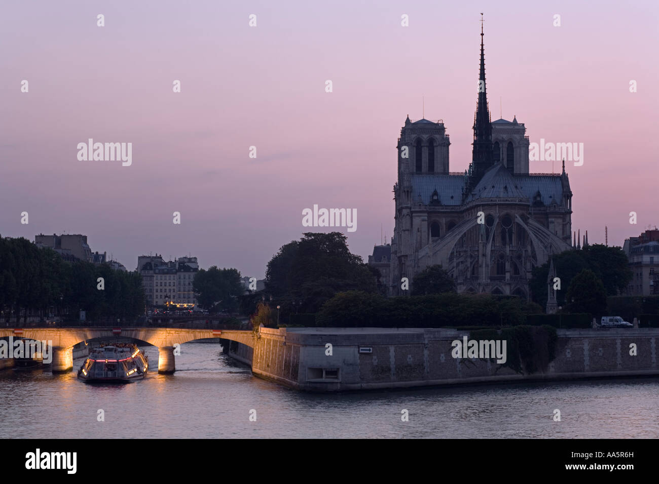 La cathédrale Notre-Dame et de la Seine, le coucher du soleil. Paris, France Banque D'Images