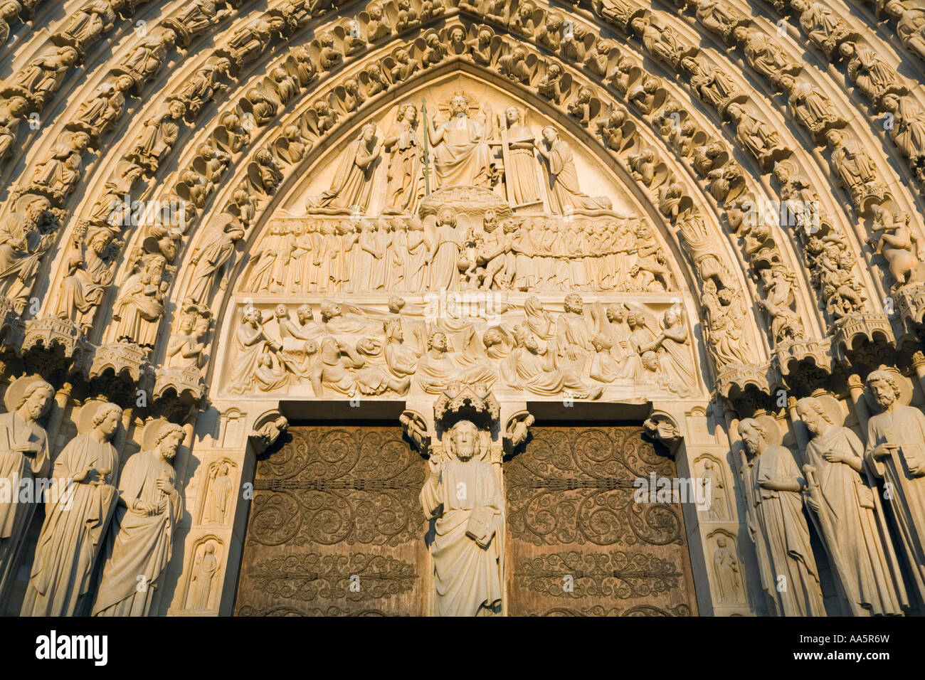 La porte centrale de la Cathédrale Notre-Dame à l'ouest, Paris, France Banque D'Images