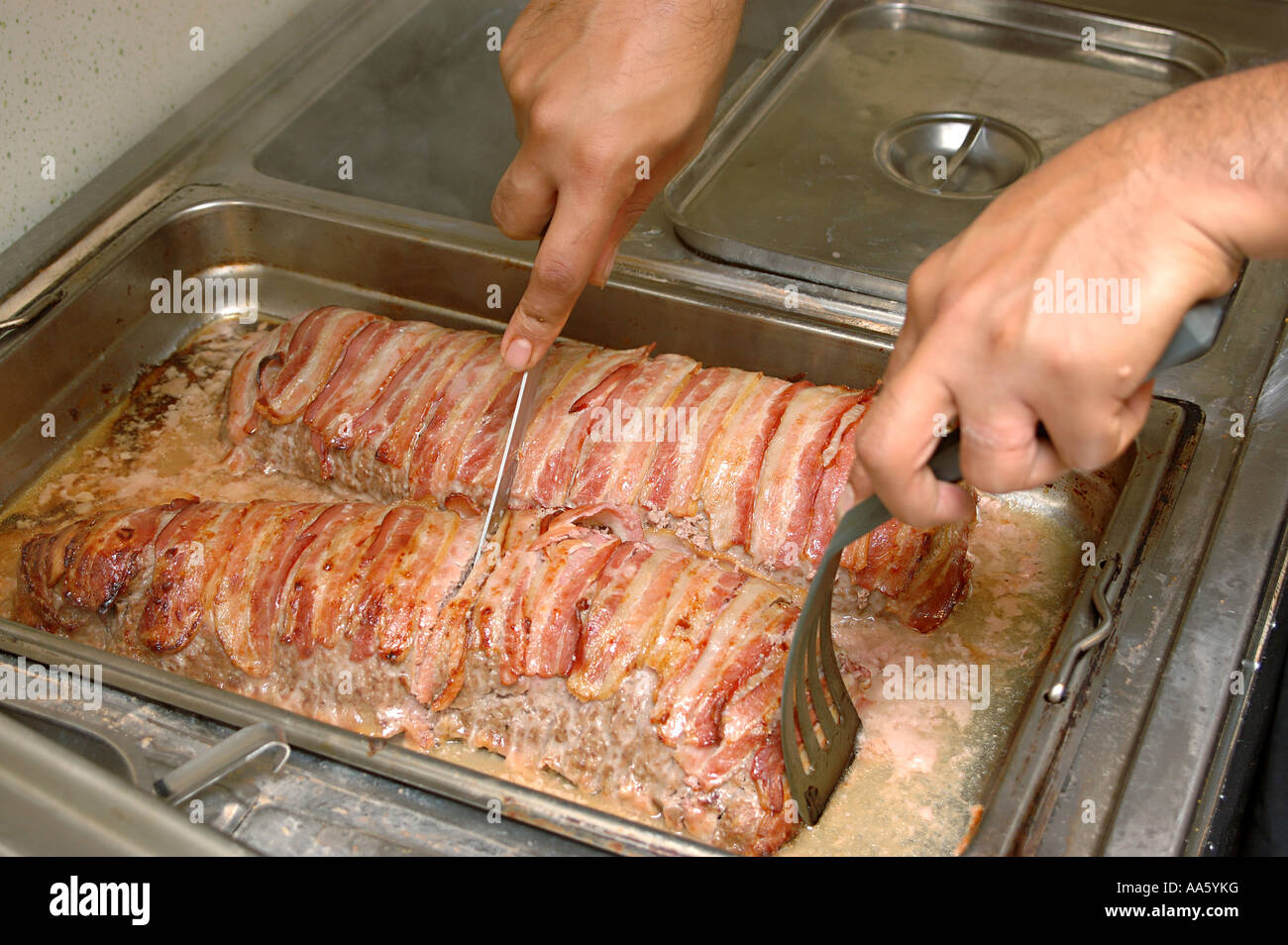 Kottfars alimentaire ANG103776 Limpa au four enveloppé de Bacon suédoise de  boeuf Viande hachée booba dans le bac en acier Photo Stock - Alamy
