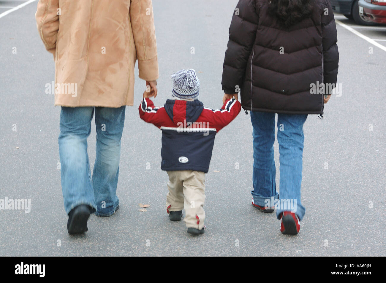 ANG104130 famille indienne père mère fils marchant sur la rue Suède modèle libération 468 Banque D'Images