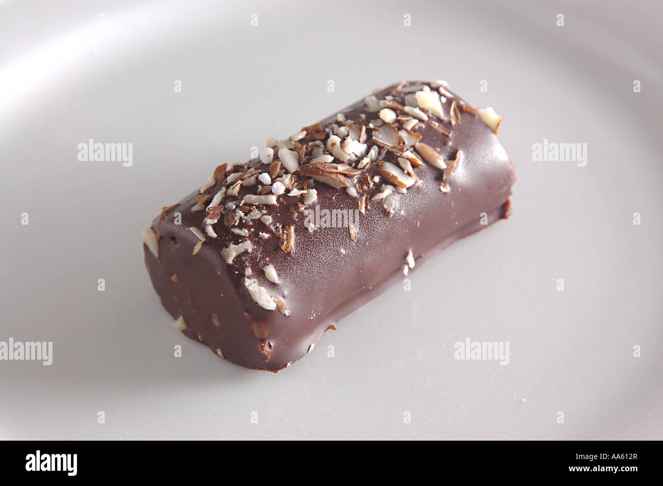 ANG103957 rouleau de massepain et chocolat garni de rouleau d'écrous et rempli de crème glacée Banque D'Images