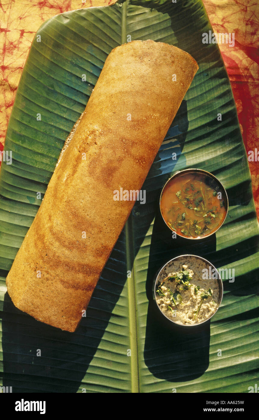 Fast food indien Masala Dosa snack avec chutney de noix de coco et sambher sur feuille de bananier Banque D'Images