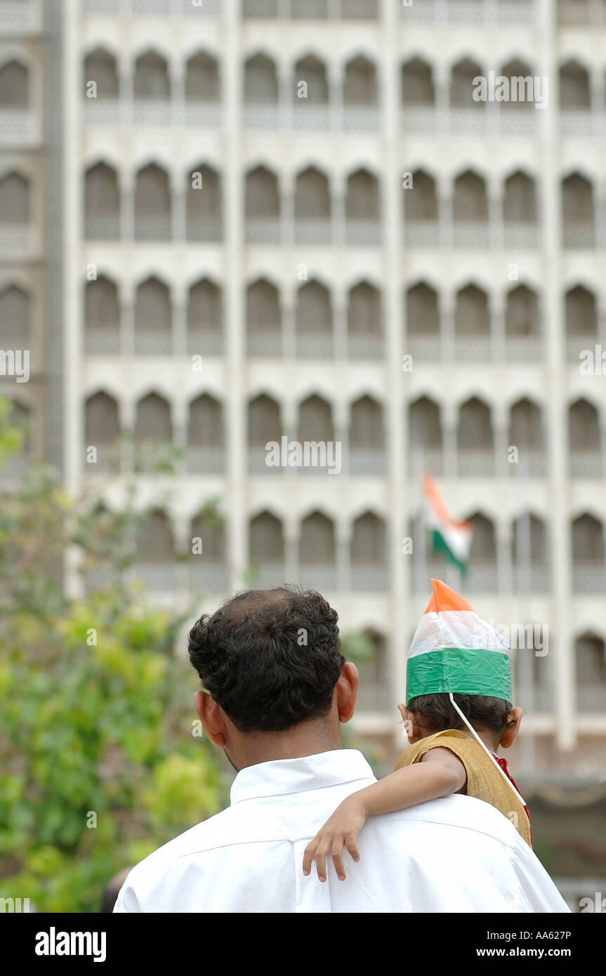 VEP104419 père exerçant son enfant fille avec drapeau indien sur la tête des filles Banque D'Images