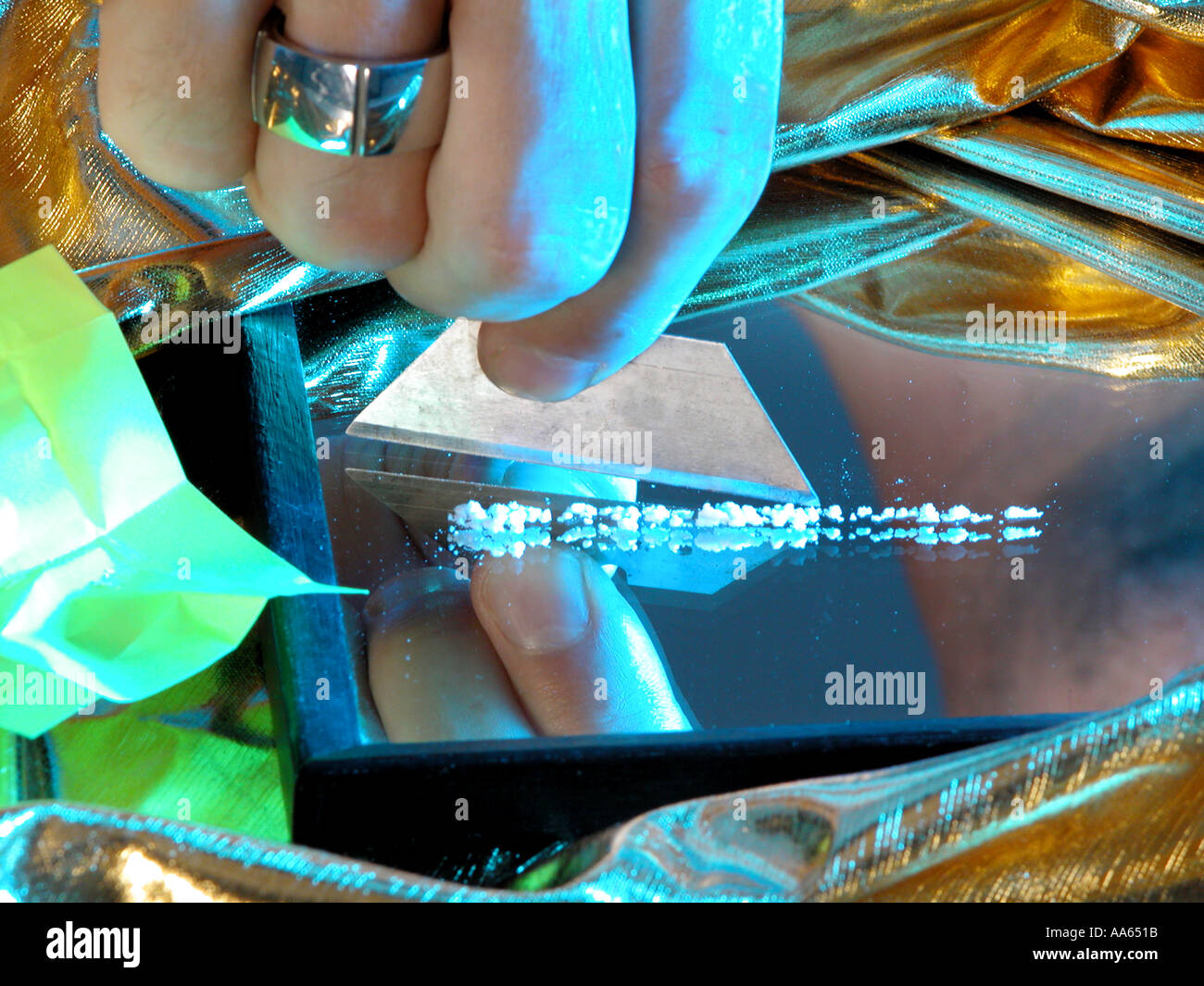 Renifler de la cocaïne poudre neige ligne kokain Banque D'Images