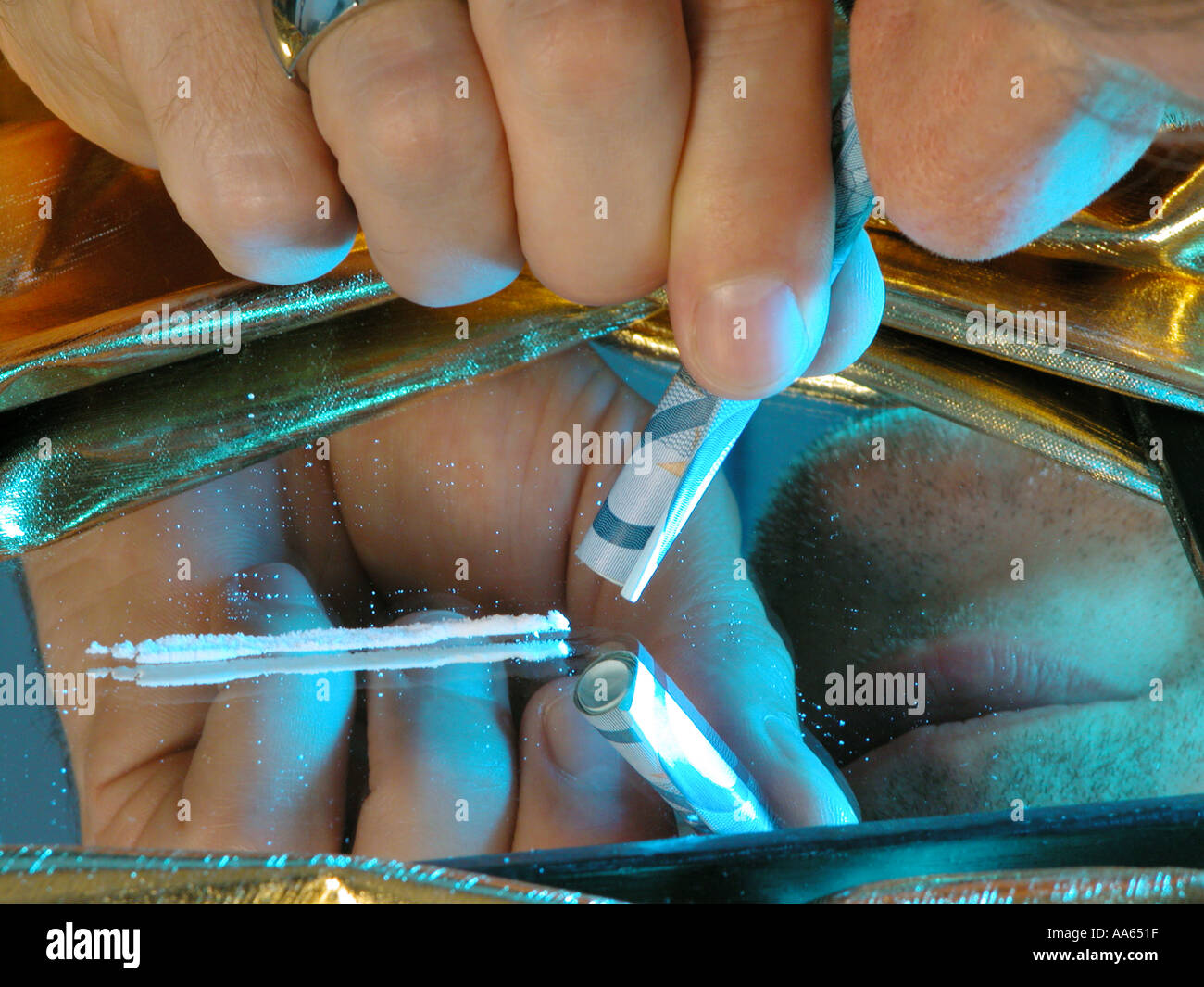 Renifler de la cocaïne poudre neige ligne kokain RENIFLER LA LIGNE Banque D'Images