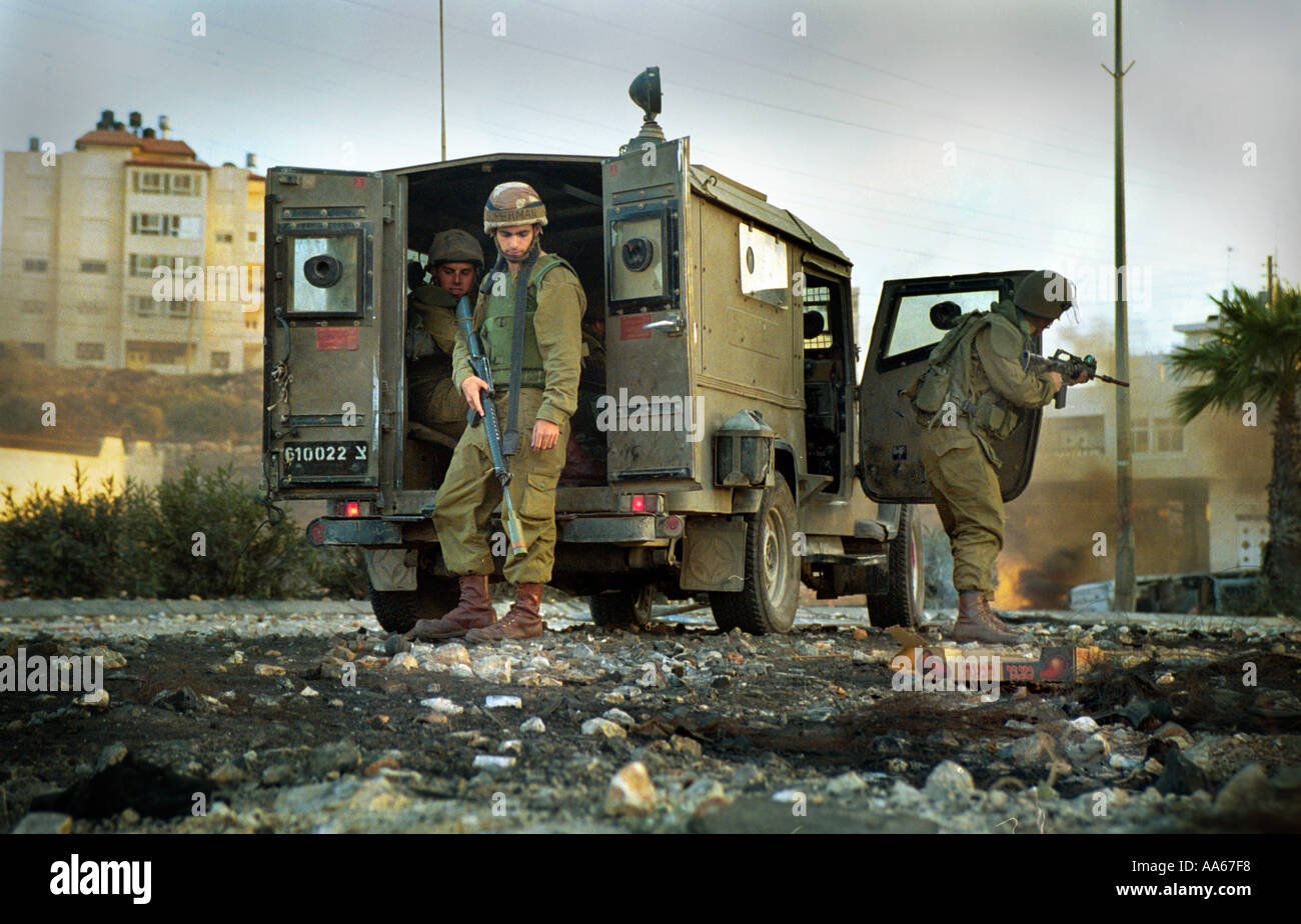 Des soldats israéliens se tenir au milieu des décombres qu'a été lancé contre eux par la colère des Palestiniens dans la ville cisjordanienne de Ramallah Octobre Banque D'Images
