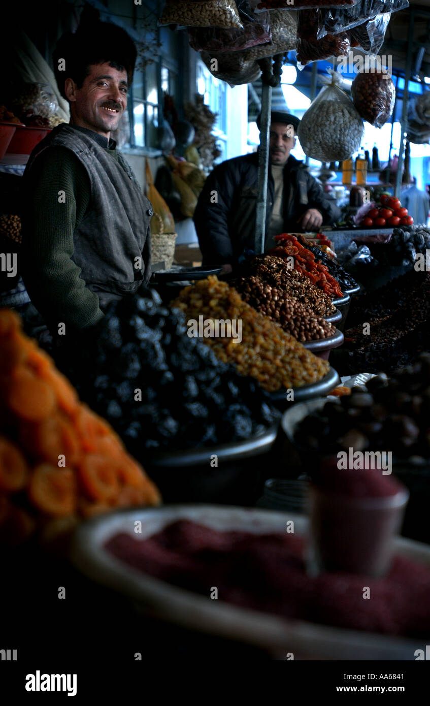 L'Azerbaïdjan Bakou le 11 janvier 2003 Les vendeurs vendent leurs fruits et de produire à un bazar à Bakou le 11 janvier 2003 Azerbaïdjan un pays Banque D'Images