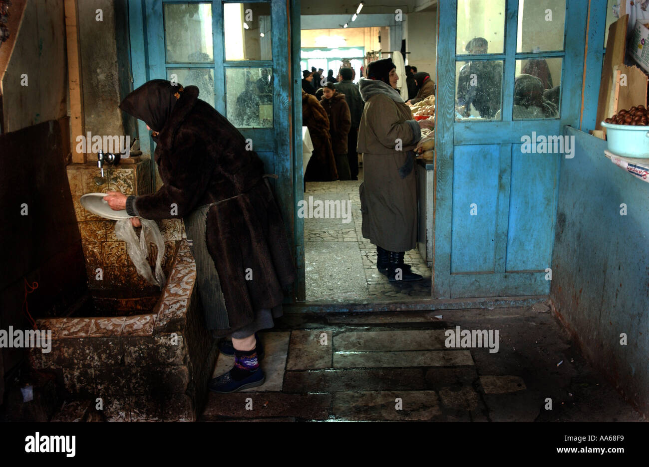 L'Azerbaïdjan Bakou le 11 janvier 2003 Les vendeurs vendent leurs fruits et de produire à un bazar à Bakou le 11 janvier 2003 Azerbaïdjan un pays Banque D'Images