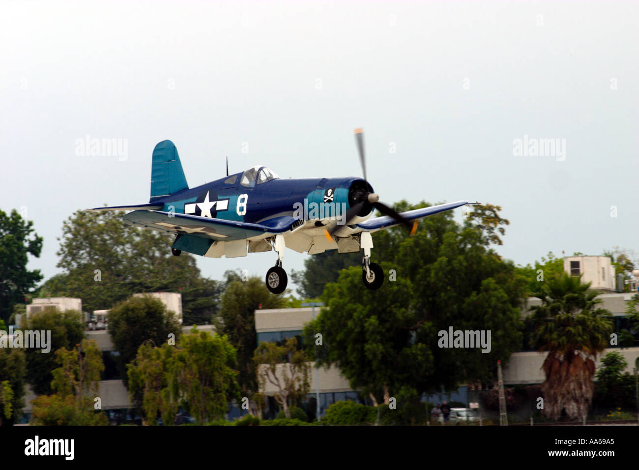 F-4U Corsair en approche Van Nuys California Aviation Expo 2003 Banque D'Images