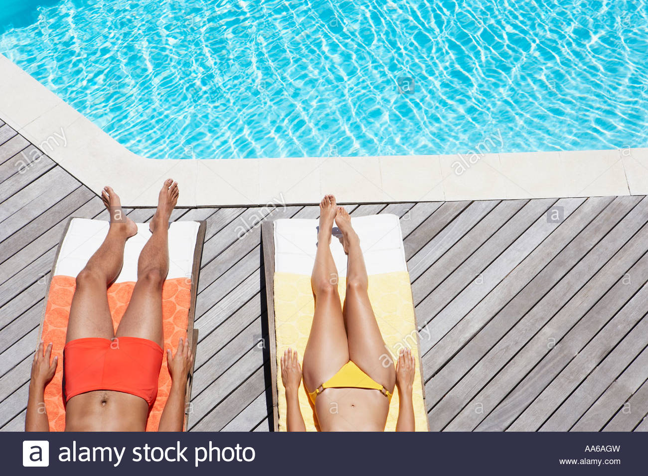 Lhomme Et De La Femme En Train De Bronzer Sur Une Plage De