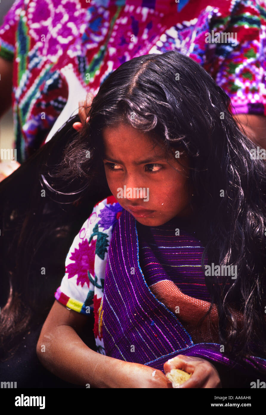 Une femme indienne MAYA ZINACANTAN PALEFRENIERS SES FILLES CHEVEUX À UN  MARCHÉ DE SAN LORENZO ZINACANTAN CHIAPAS MEXIQUE Photo Stock - Alamy