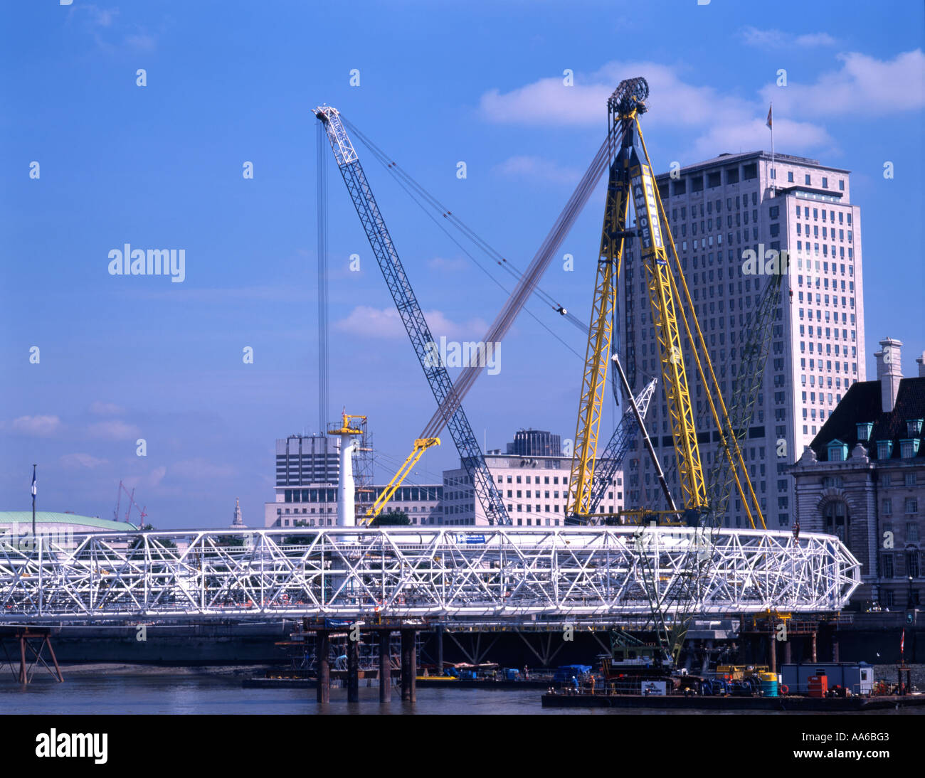 Construction de l'Oeil de Londres est ouverte à la fin de 1999. Il se trouve 135 mètres (443 pieds) de haut. Banque D'Images