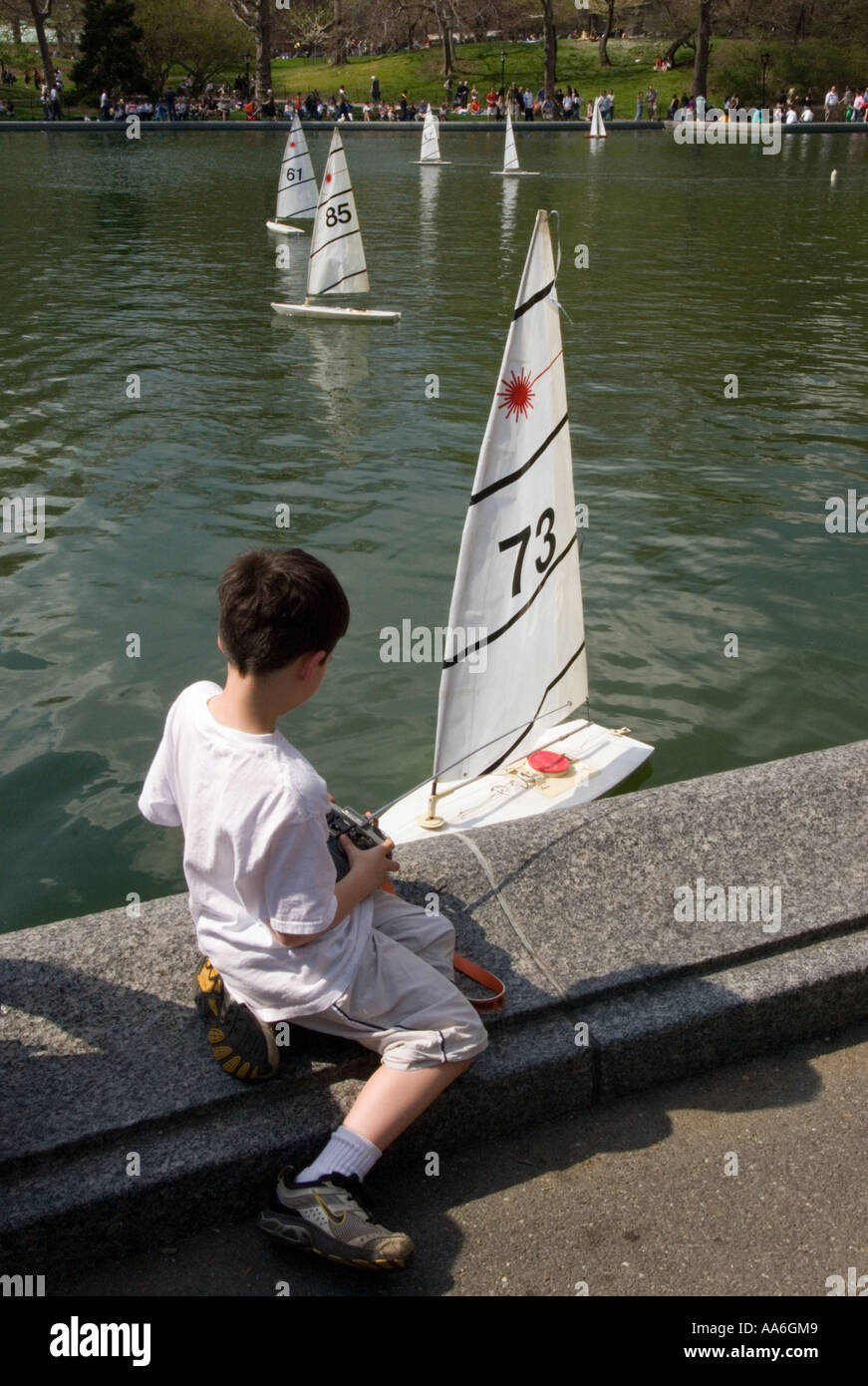 Garçon avec course voilier Bateau à Central Park étang, Avril 2006 Banque D'Images