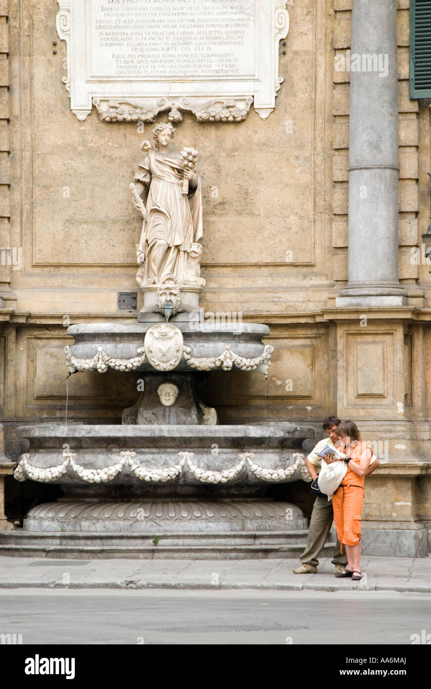 Contrôle de couple le guide livre à Quattro Canti di citta à Piazza Vigliena, Palerme, Sicile, Italie Banque D'Images