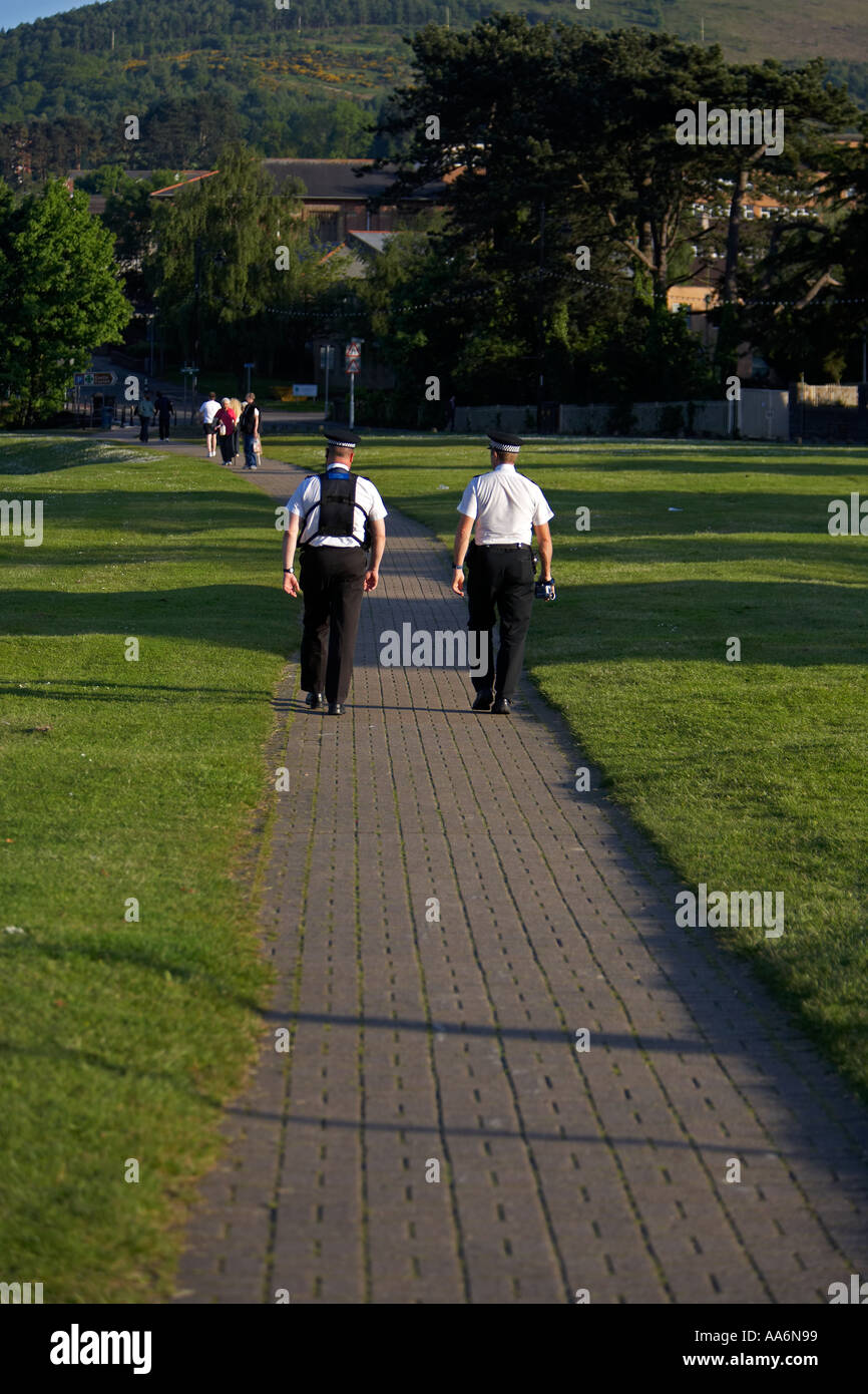 Sur la police patrouille près de château de Caerphilly, Caerphilly, South Wales, UK Banque D'Images