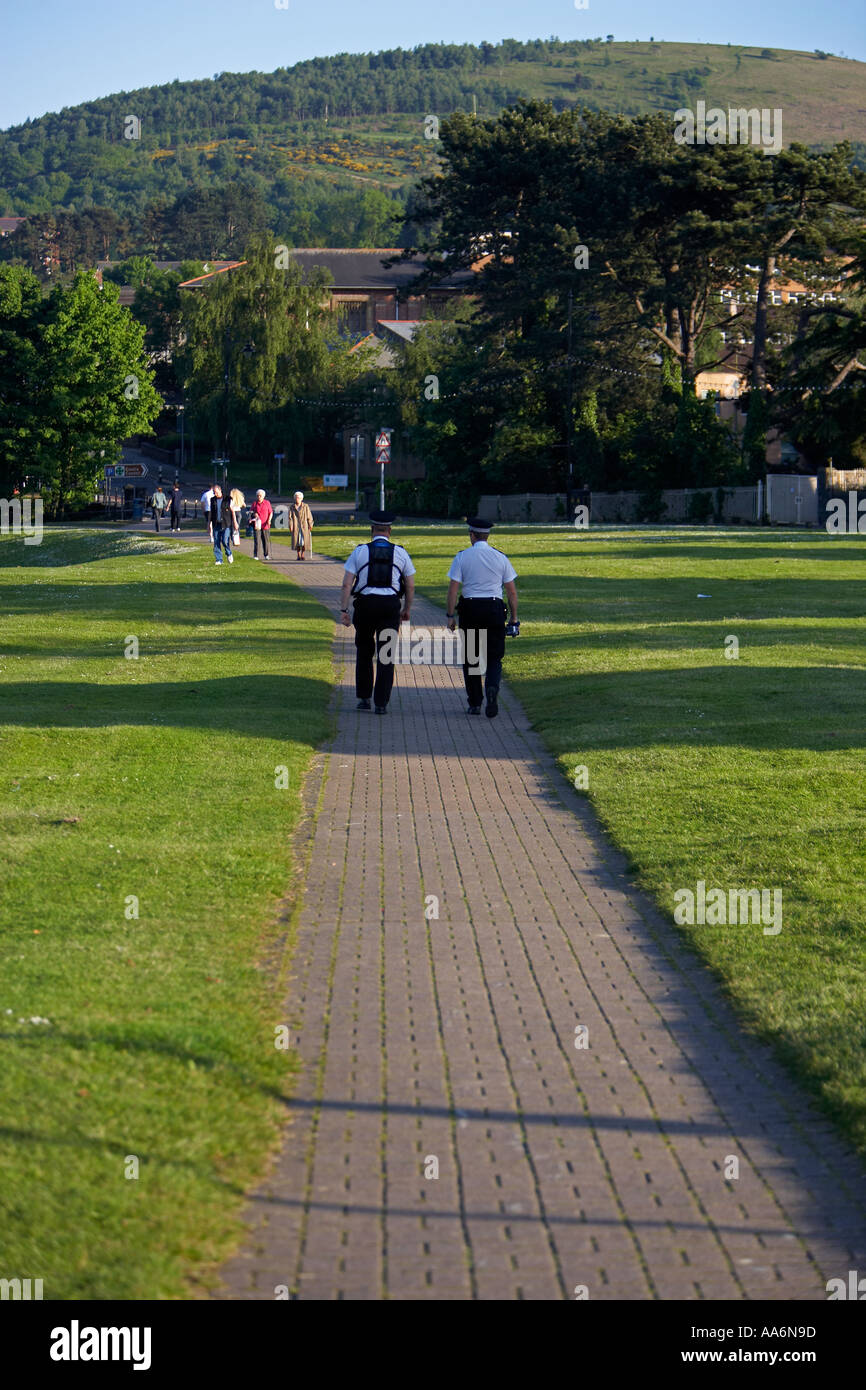 Sur la police patrouille près de château de Caerphilly, Caerphilly, South Wales, UK Banque D'Images