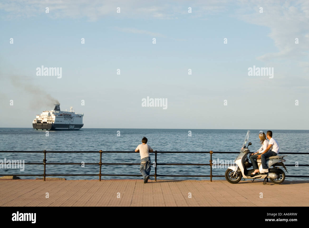 Jeune couple regardant un ferry port en début de soirée, Palerme, Sicile, Italie Banque D'Images