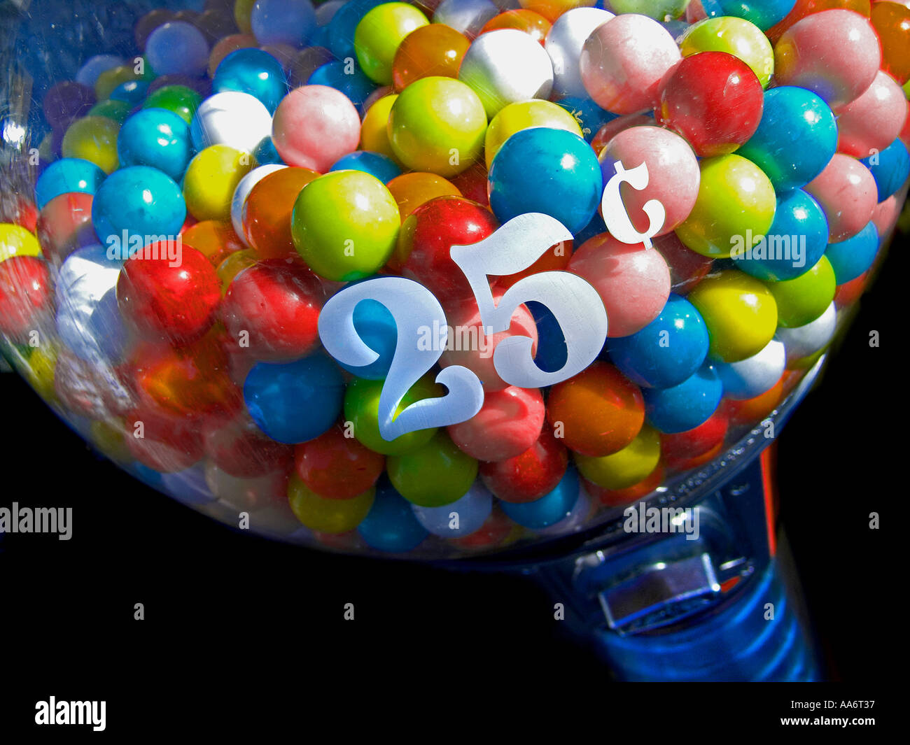 Bubblegum à 25 cents en distributeur automatique de distribution de soleil gomme à mâcher boules colorées sur trottoir San Francisco California USA Banque D'Images