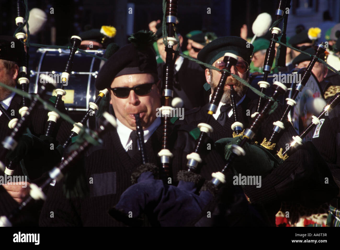 Les participants à la Saint Patrick's Day Parade à Broadway dans South Boston Massachusetts Banque D'Images