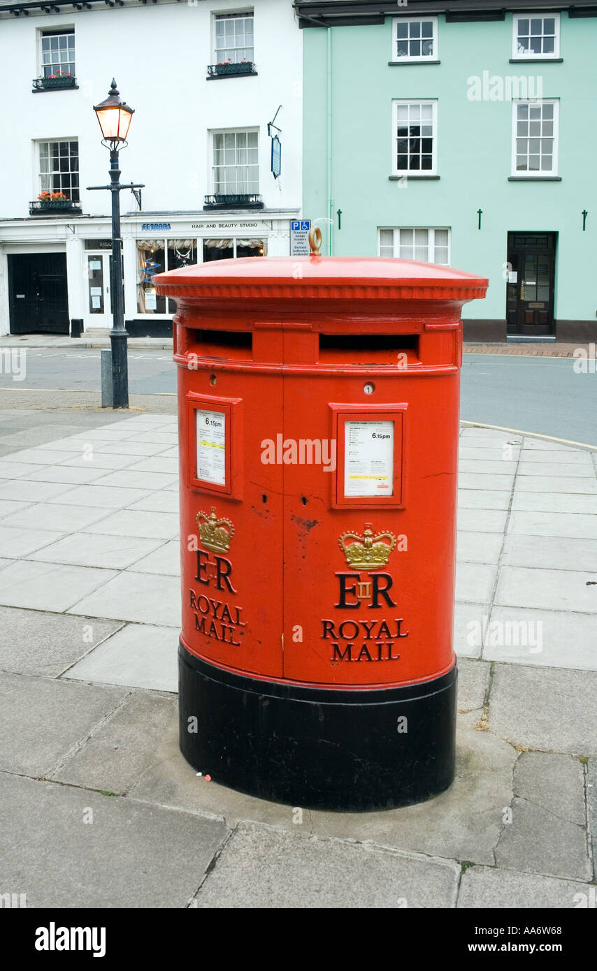 Red Royal Mail postbox double Abergavenny South Wales UK Banque D'Images