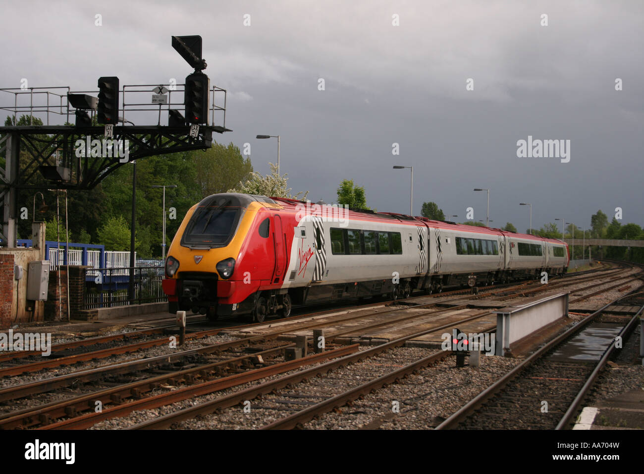 Virgin Voyager vers le sud de l'unité à partir de la gare d'Oxford, Angleterre, Royaume-Uni. Banque D'Images