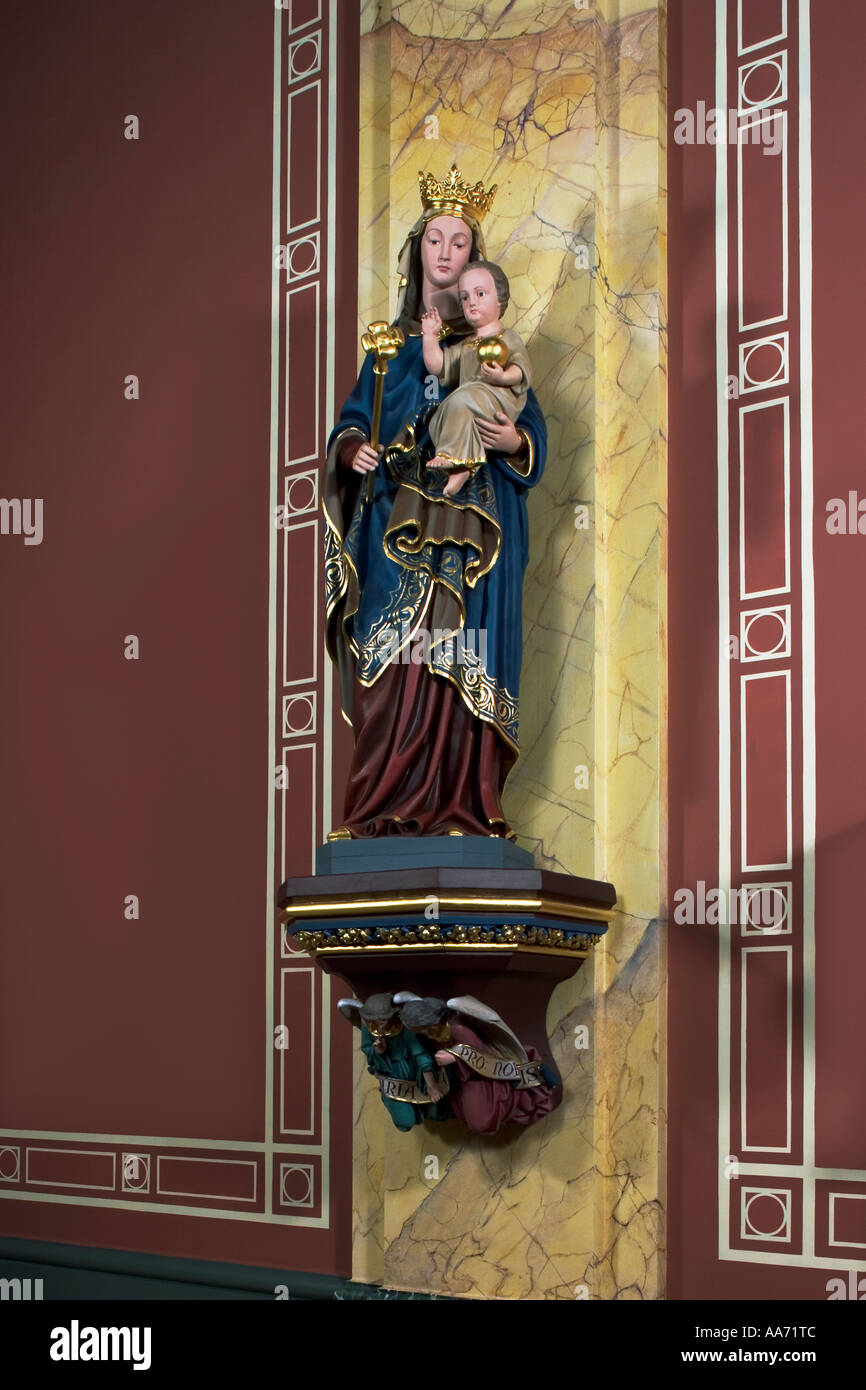 Statue de la Vierge Marie avec l'Enfant Jésus, l'église St Francis Xavier, Hereford, Angleterre Banque D'Images