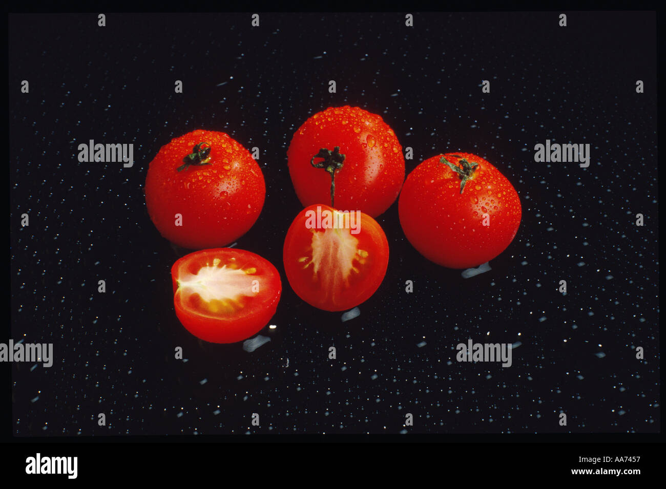 Tomates Tomates sur fond noir Banque D'Images