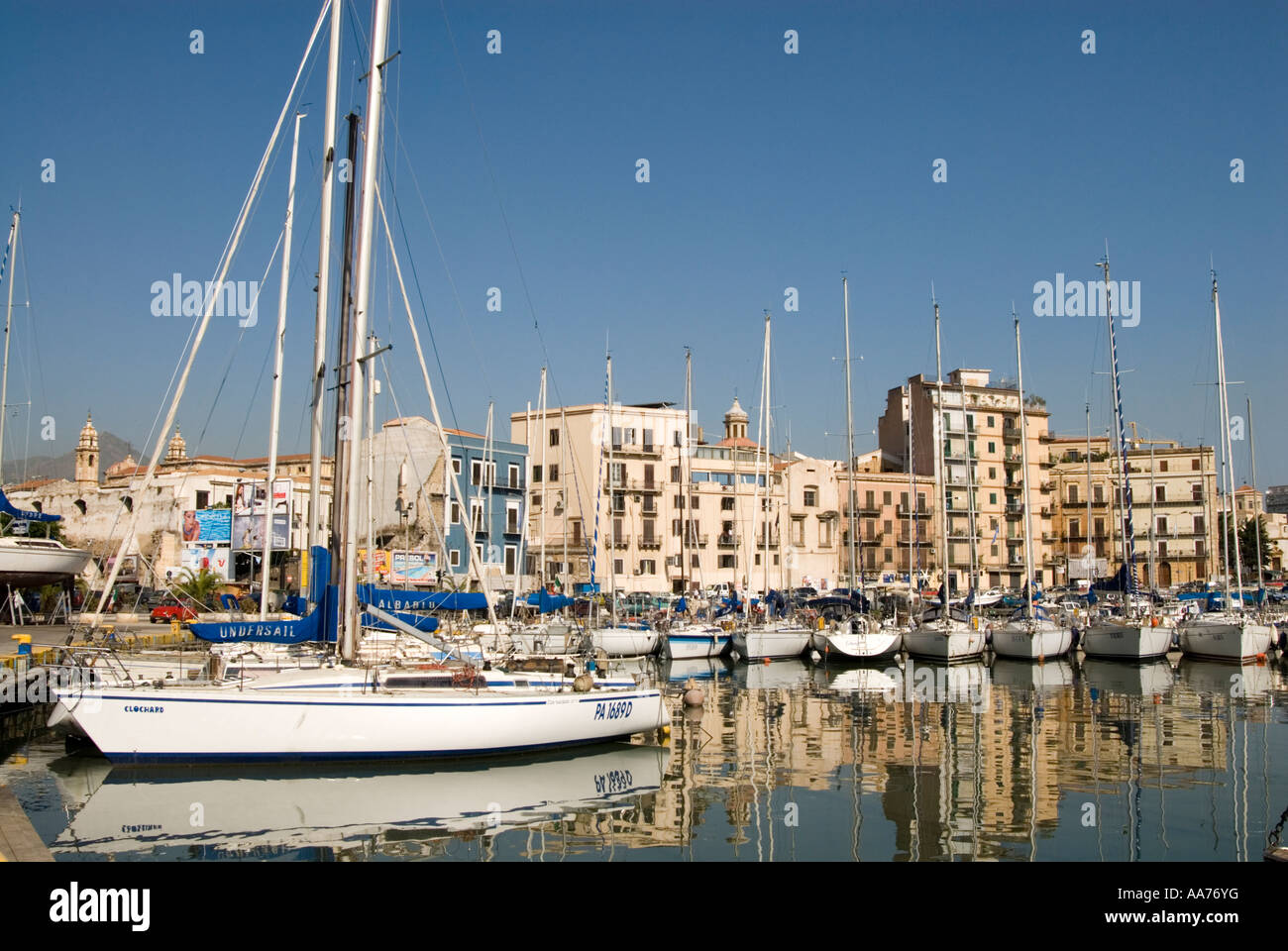 Yachts dans le port de La Cala, Palerme, Sicile Italie Banque D'Images