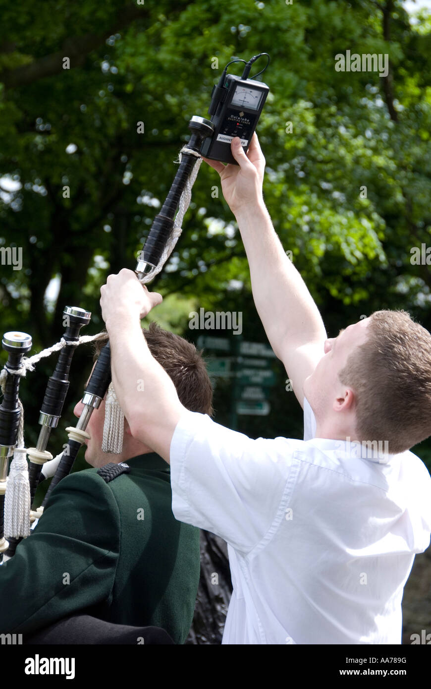 Contrôler le son de la cornemuse à Malahide Pipe Band Festival, comté de Dublin, Irlande Banque D'Images