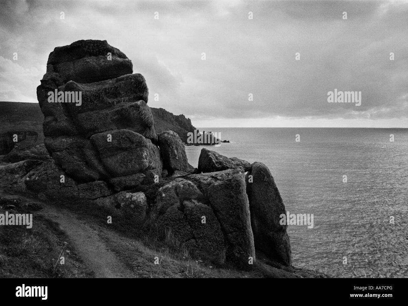 Rock formation sur le bord de la falaise le long de la sout west coast path, Cornwall. United Kingdom. Banque D'Images