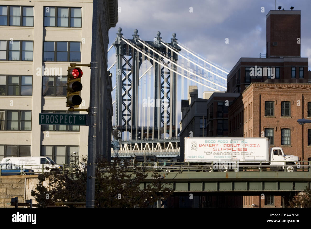 À l'échelle du Brooklyn Queens Expressway avec un tour du pont de Manhattan encadrée entre les bâtiments Banque D'Images