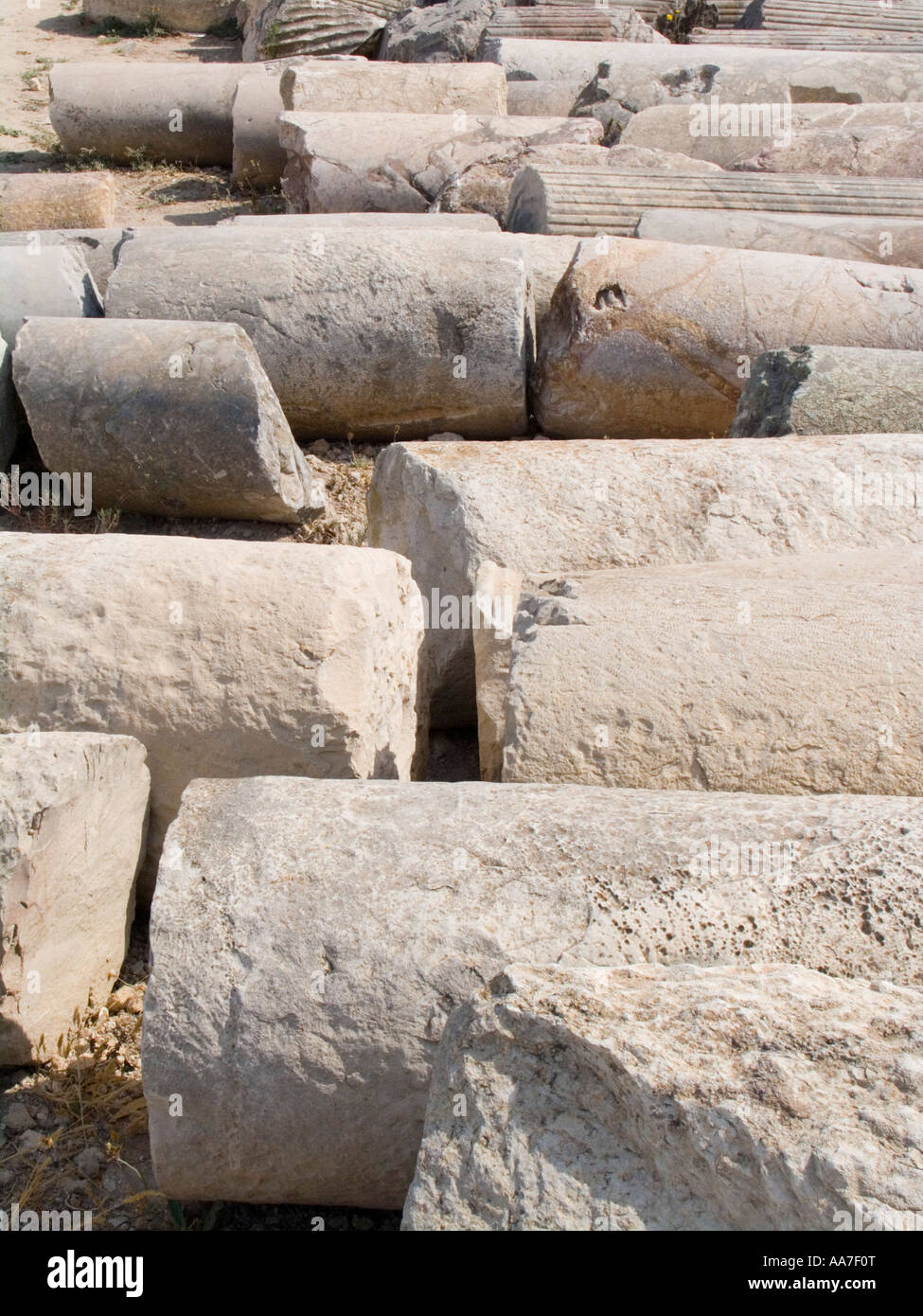 Colonnes brisées étendue sur le sol des ruines de Carthage Tunisie Banque D'Images