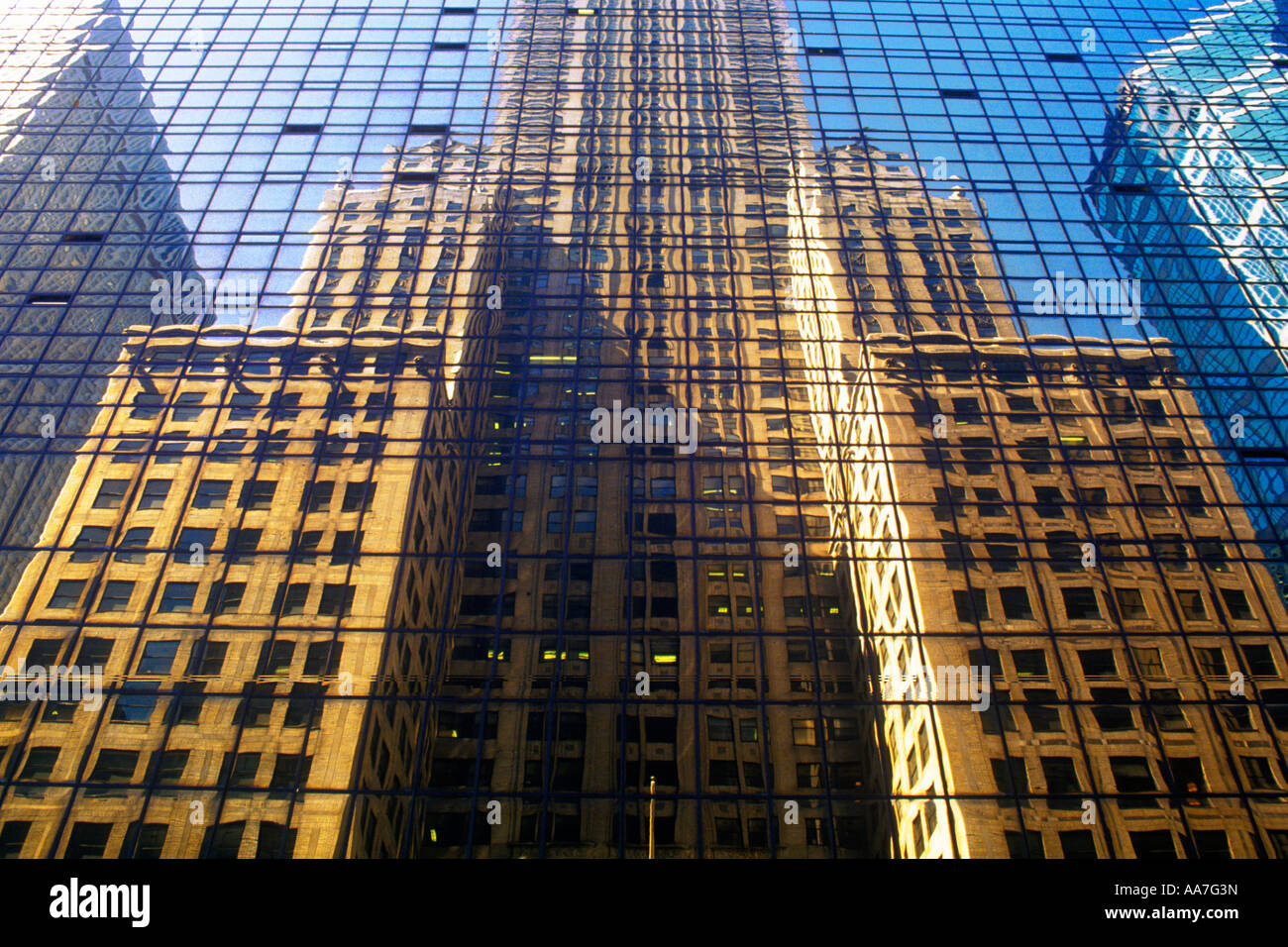 Reflet de l'extérieur du Chrysler Building, gratte-ciel art déco à New York, Midtown Manhattan. Vue d'image miroir à angle bas. Banque D'Images