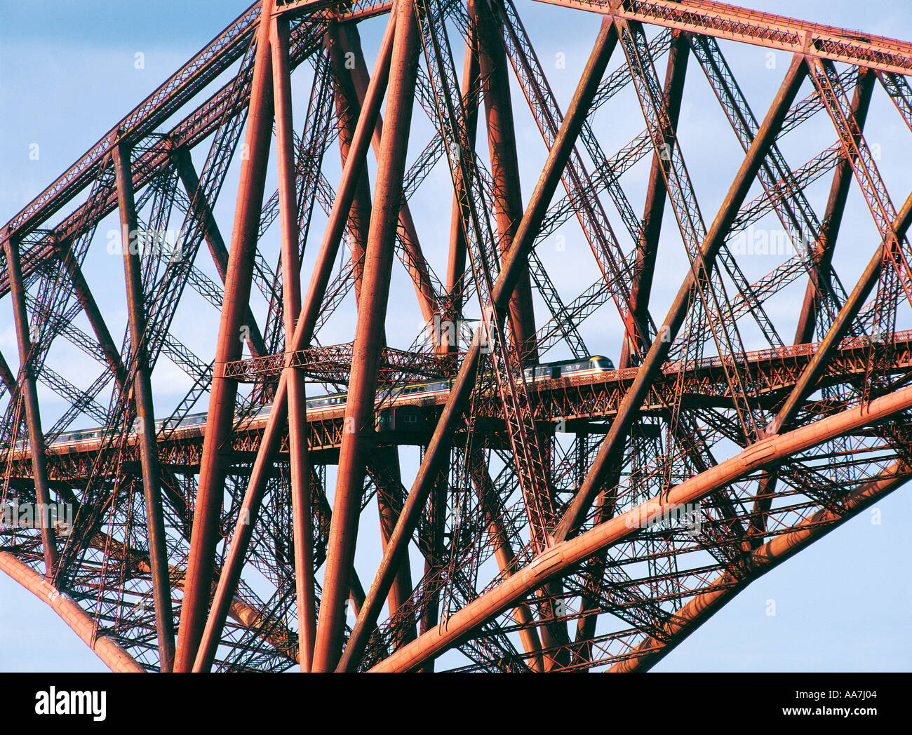 Forth Rail Bridge sur le Firth of Forth près d'Edimbourg dans la région de Lothian de l'Écosse, Royaume-Uni. Construit par Sir John Fowler Banque D'Images