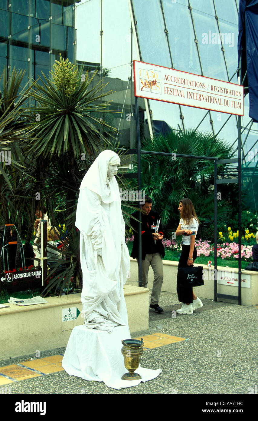 Statue blanche extérieur busker Palais des Festivals, Cannes Film Festival, France Banque D'Images