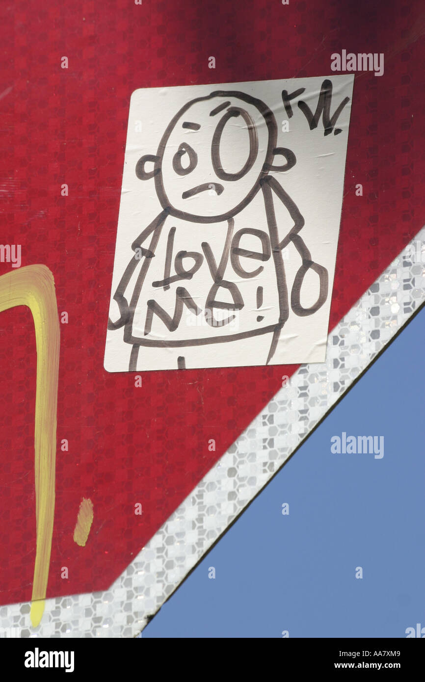L'art du graffiti dit à quelqu'un pour m'aimer ! Banque D'Images