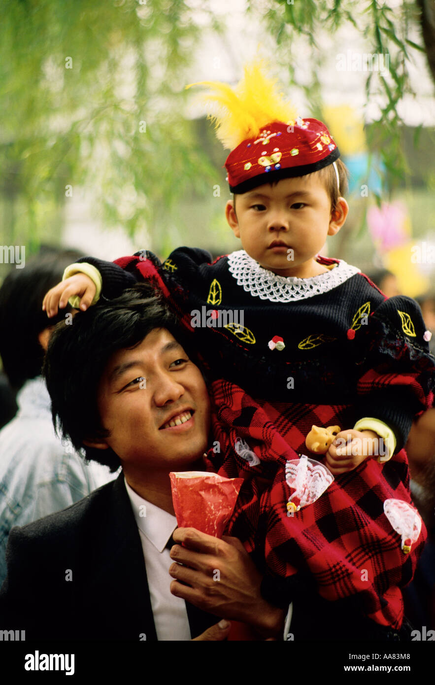 Beijing Chine père portant son enfant au festival dans le Parc Yuan Ming Yuan, ancien palais d'été Banque D'Images