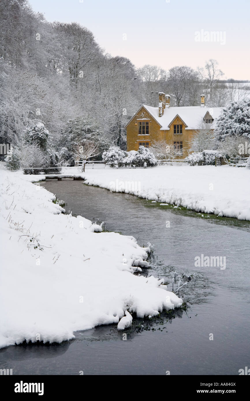 Neige de l'hiver dans la région de village des Cotswolds Gloucestershire Abattage Banque D'Images