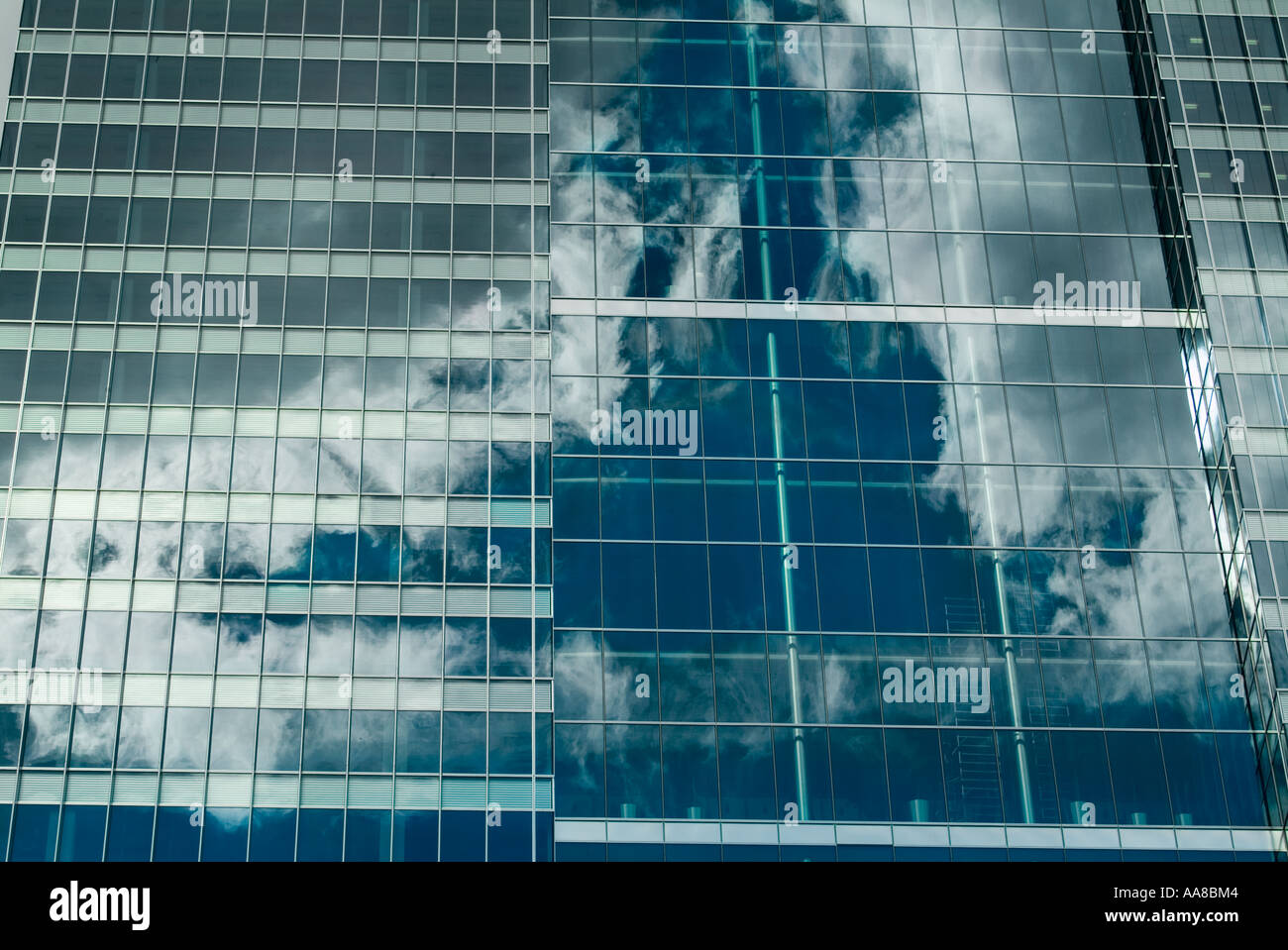 BARCLAYS BANK BUILDING REFLÉTANT LES NUAGES ET LE CIEL, sur l'Isle of Dogs Canary Wharf Londres Angleterre Banque D'Images