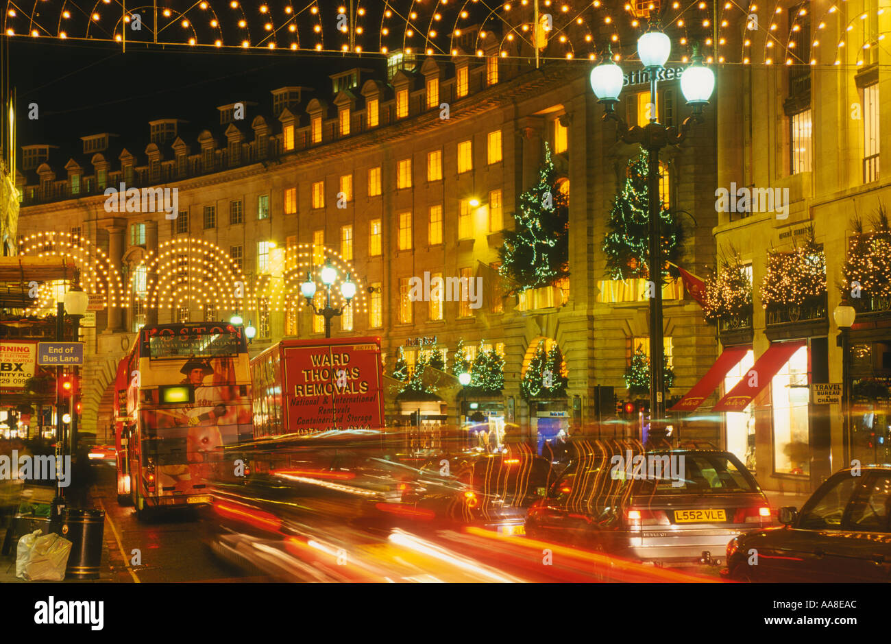 Regent Street Les lumières de Noël de nuit London England Banque D'Images