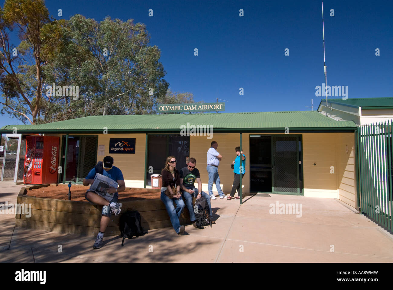 Les passagers qui attendent au petit aéroport à Roxby Downs près de Olympic Dam en Australie 2007 Banque D'Images