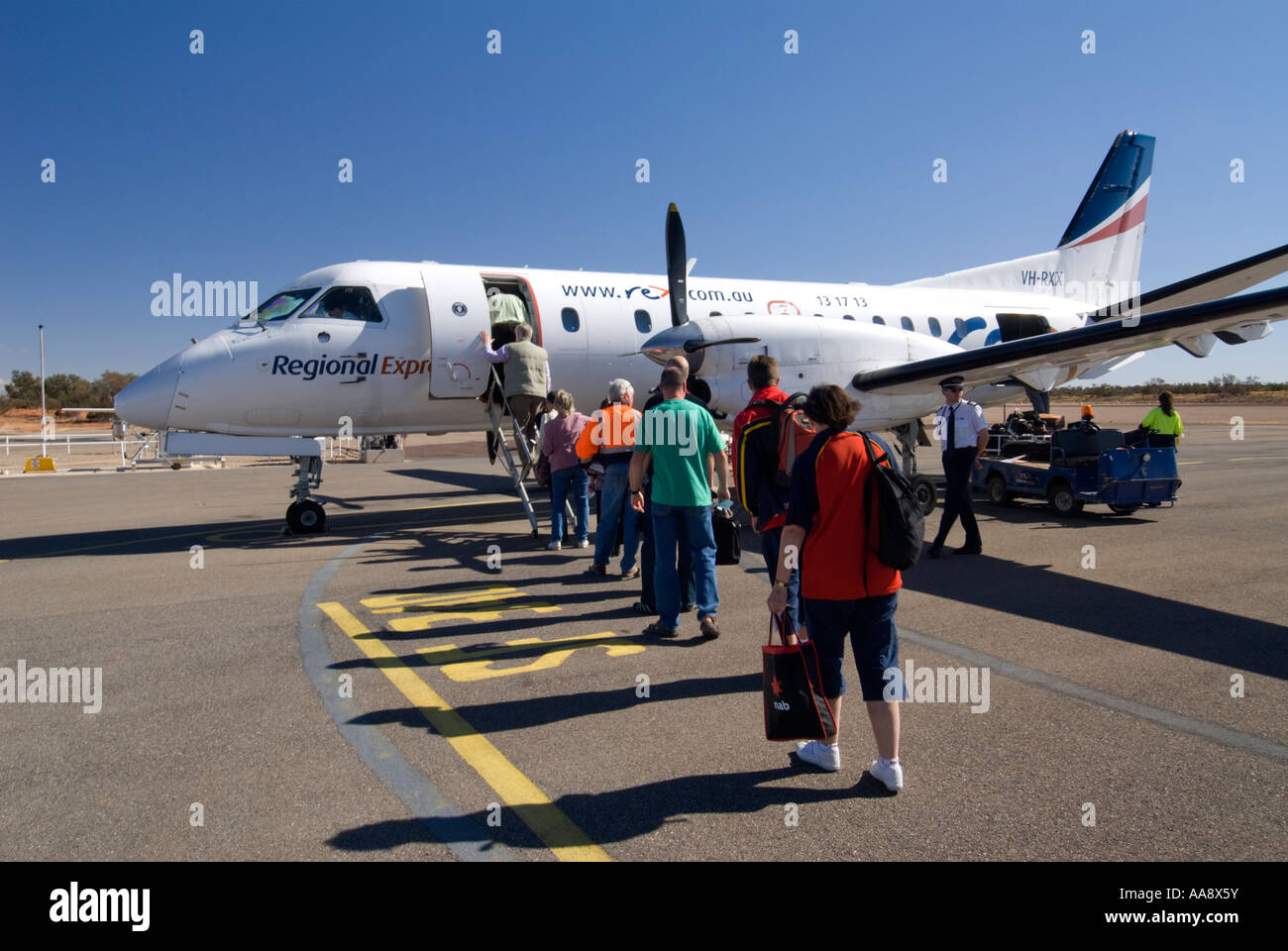 Les passagers de la compagnie aérienne régionale Rex à Roxby Downs chargement aéroport Australie 2007 Banque D'Images