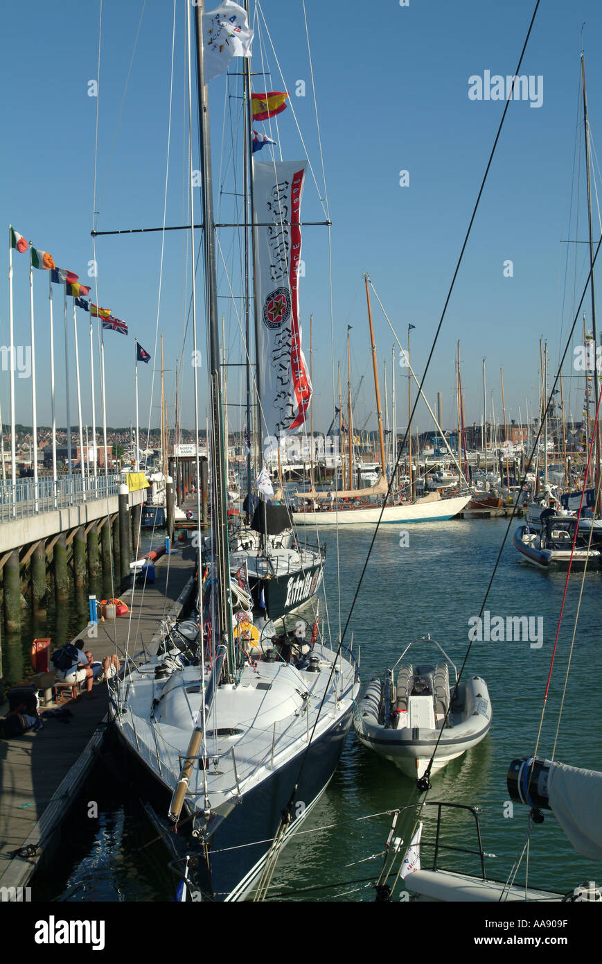 Admirals Cup Bateaux en bassin nord à Cowes Île de Wight Hampshire Angleterre Royaume-Uni UK Banque D'Images